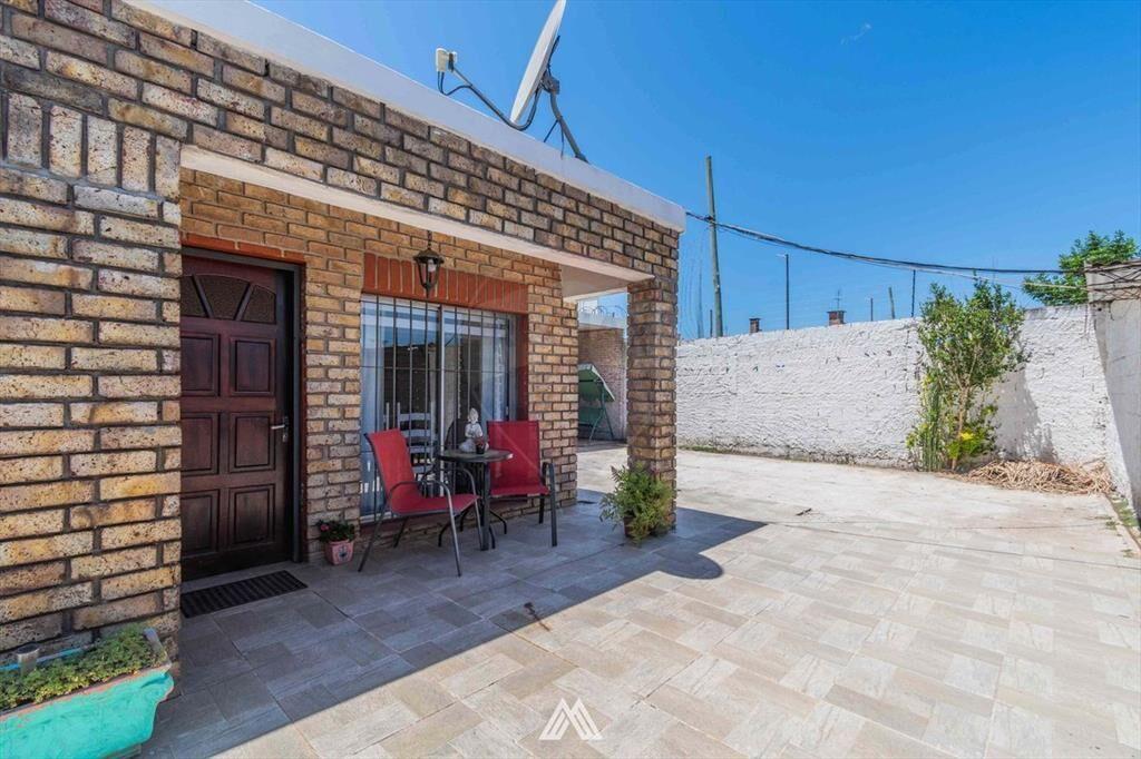 VENTA DE COCHERAS CON CASA EN COLON