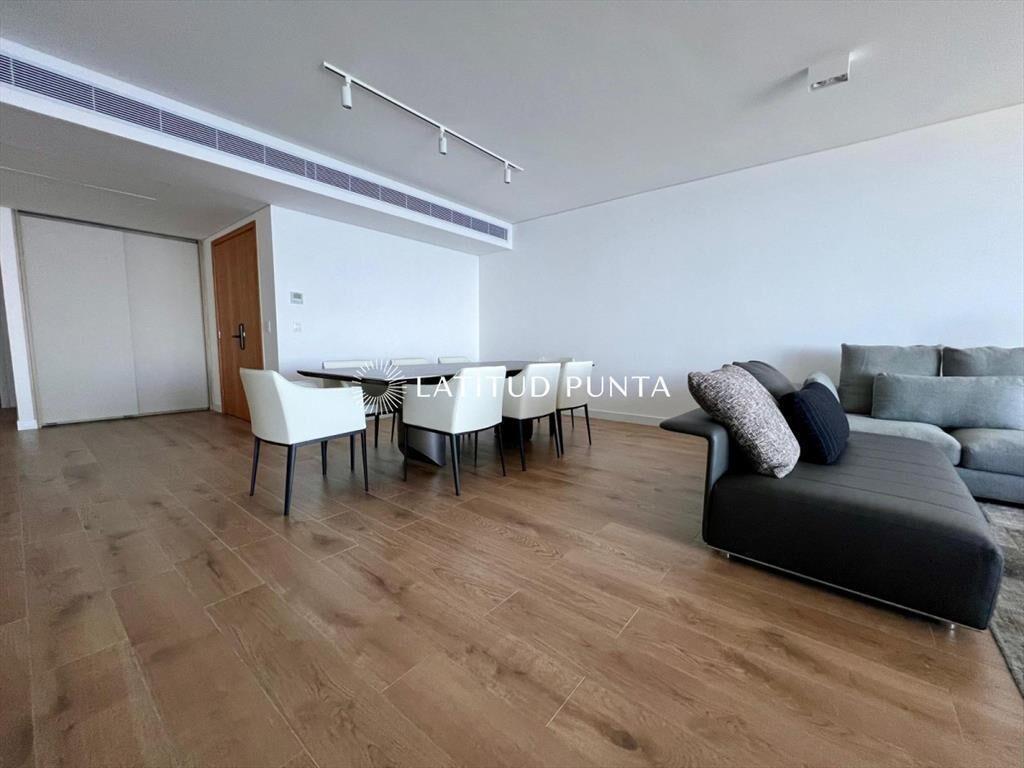 Apartamento en piso alto de 3 dormitorios con al