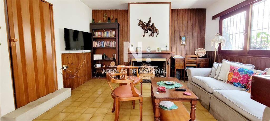 Hermosa casa de 2 niveles, con amplios espacios.