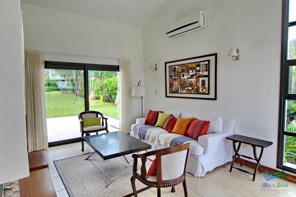 En alquiler!! Moderna casa ubicada a 1 cuadra el