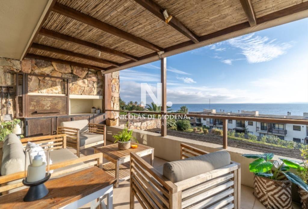 Vende apartamento duplex con vista al mar en