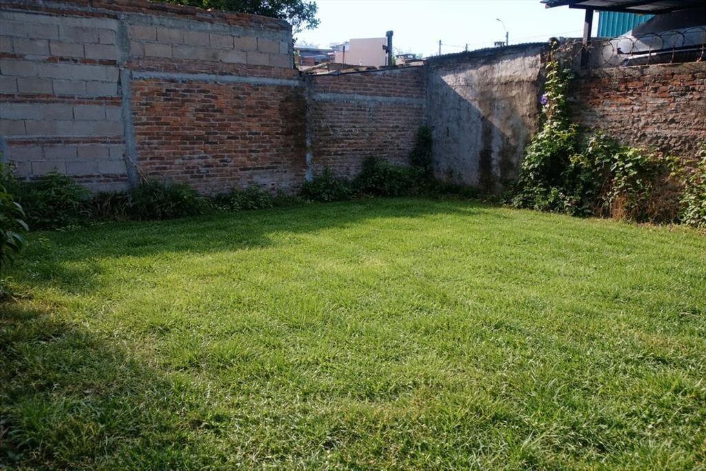 CASA CON GRAN TERRENO
