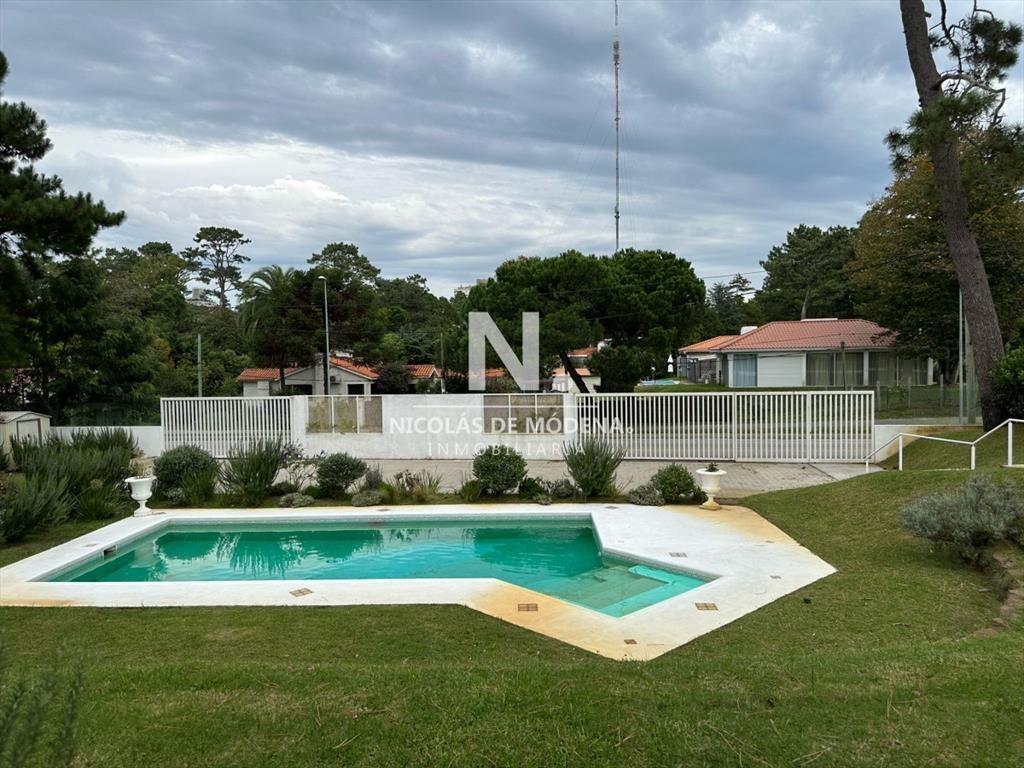 Casa ideal para clinica privada, zona comercial, Punta del