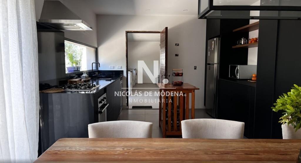 CASA EN VENTA 4 DORMITORIOS EN JARDINES DE