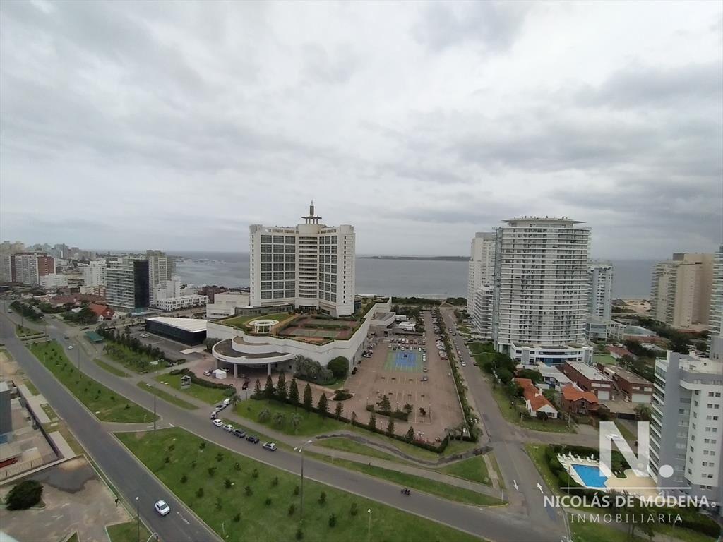 Playa Mansa , deartamento de 2 dormitorios en venta