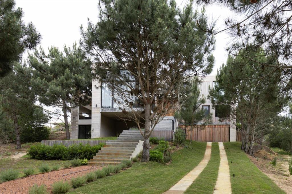 Casa de 4 Dormitorios en Venta en Laguna Escondida