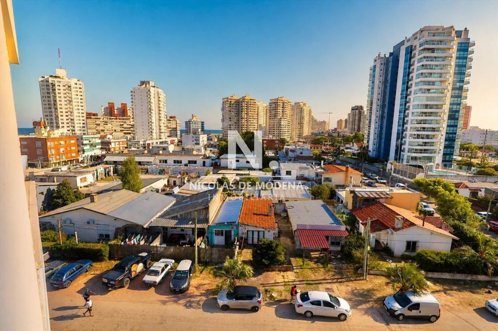 Vende apartamento de 2 dormitorios en Punta del