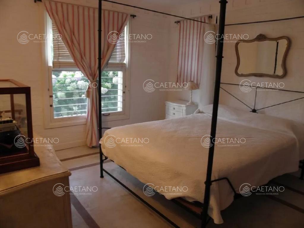 Venta casa 7 dormitorios. Punta Piedras,