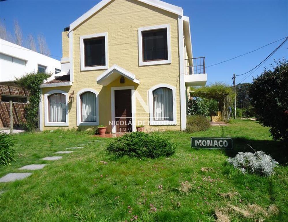 Muy linda casa en el centro de La Barra