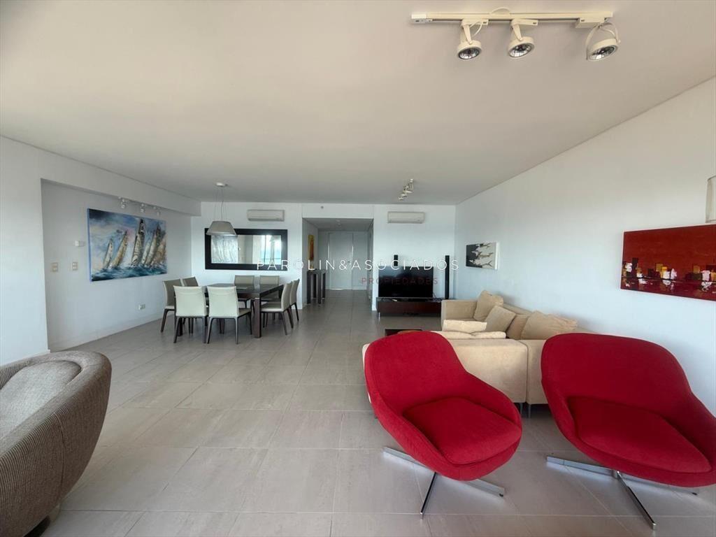 Apartamento en venta de 3 dormitorios en edificio