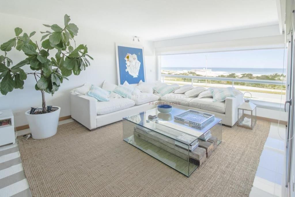 Excelente apartamento en venta en edificio Punta