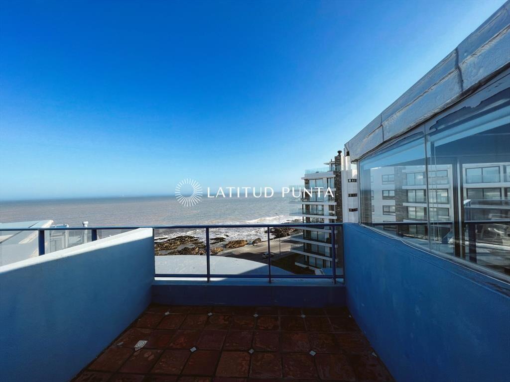 Apartamento con quincho frente al mar.
