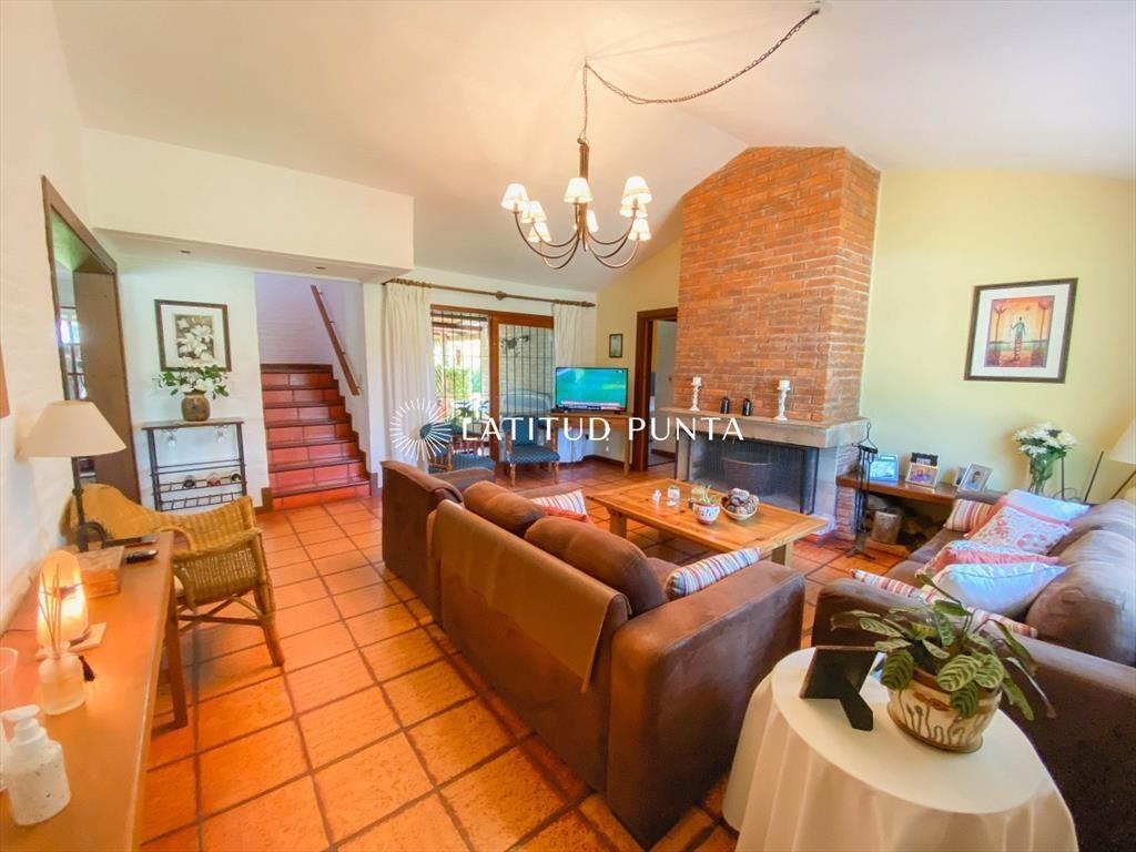 Casa de 4 dormitorios y parrillero