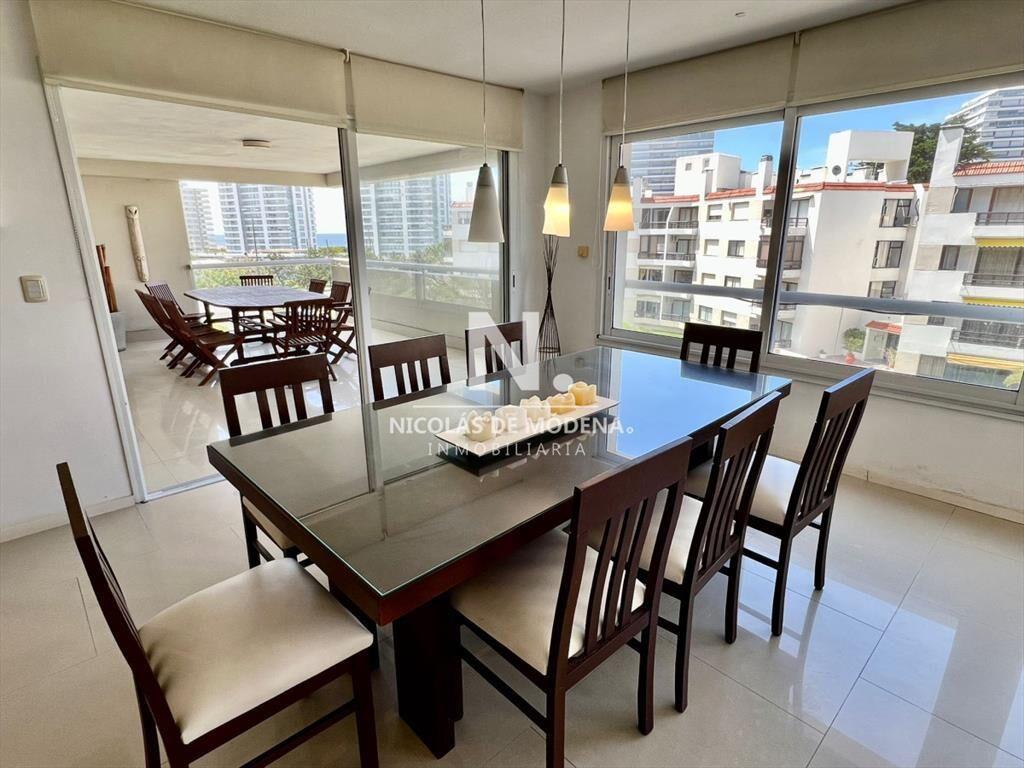 Vende Lujoso departamento de 4 suites en Brava