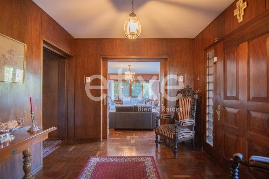 Venta de Casa con enrome jardín en Carrasco...
