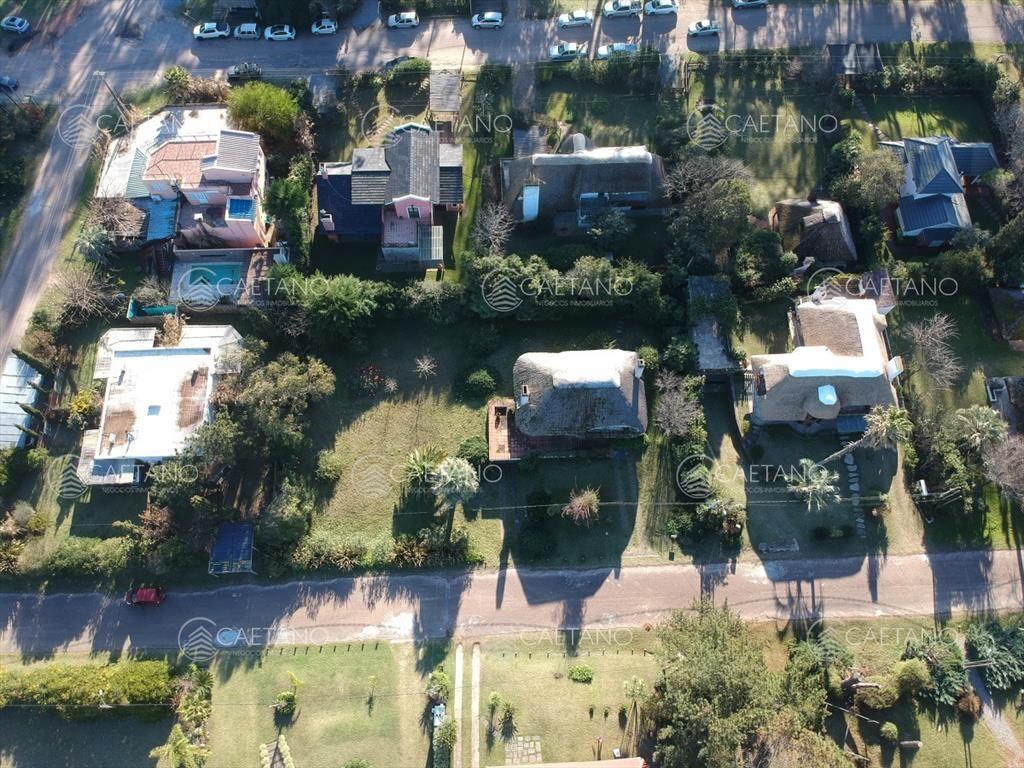 Venta de casa de 2 dormitorios y dependencia de