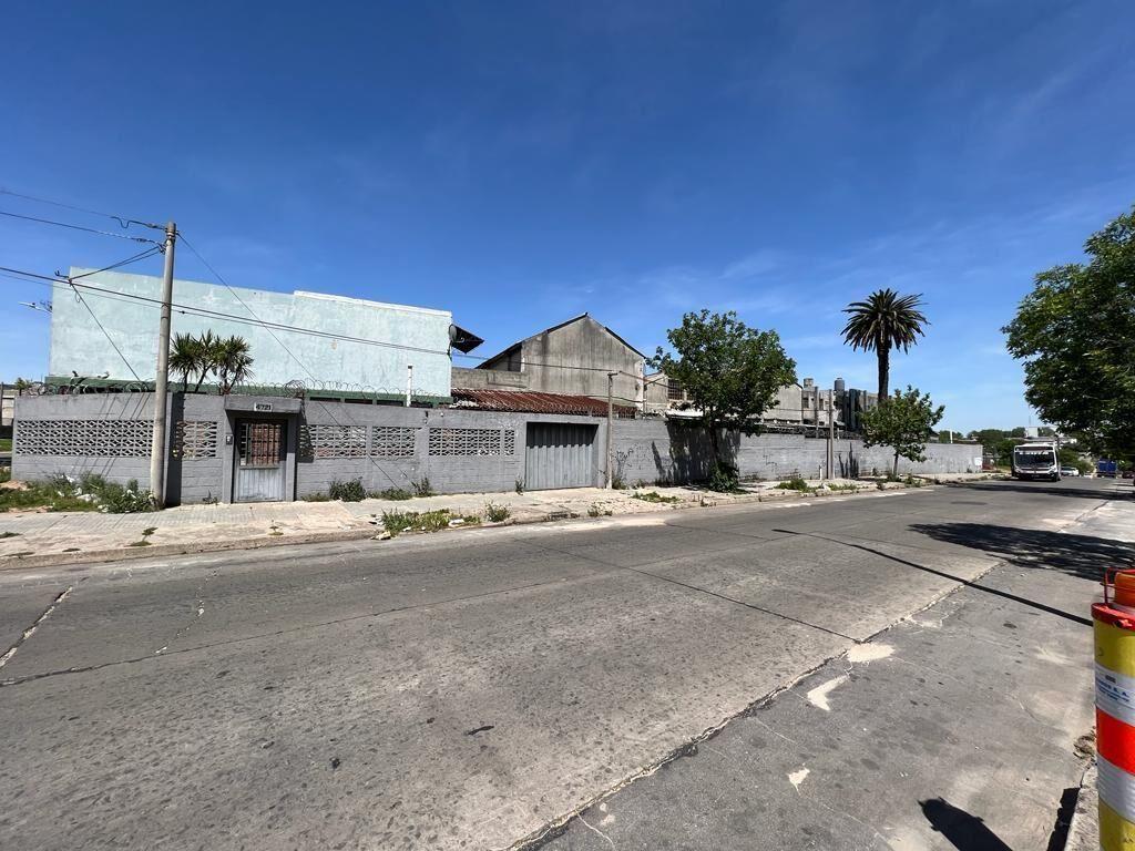 Venta local indistrial de 3158m2  sobre Luis Batlle Berres