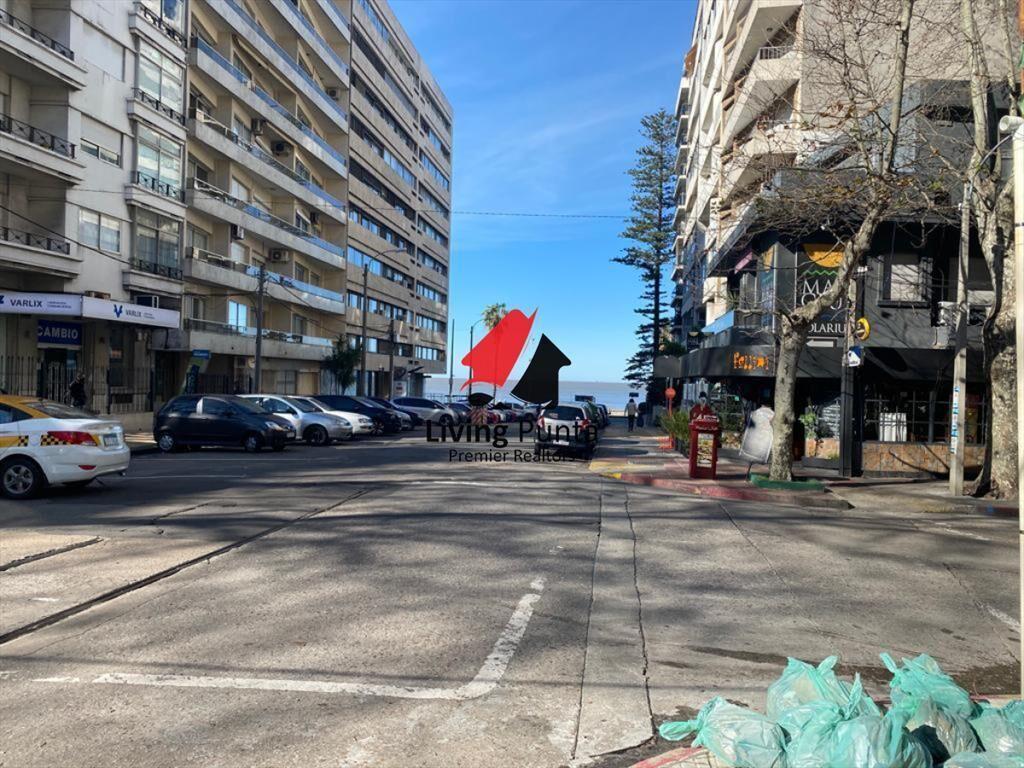 En venta a una cuadra de la playa, se vende con