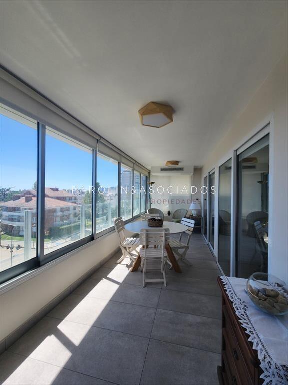 Vende apartamento en Peninsula de 3 dormitorios, a metros d