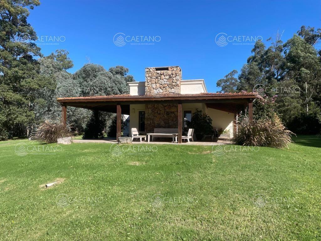 Vende impresionante casa en Punta Ballena de 2