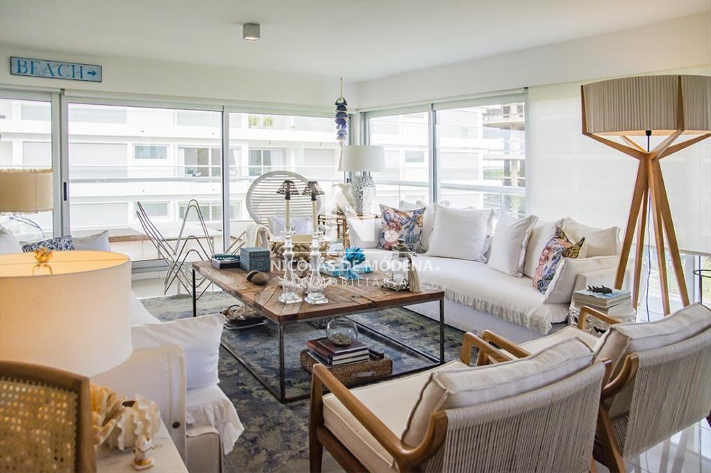 Vende espectacular apartamento en Brava de 3 dormitorios.