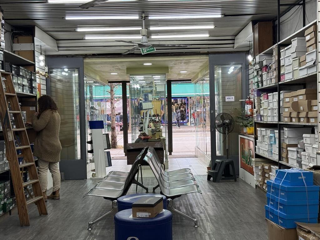 Venta local comercial · 370 m² · Esquina 8 de Octubre y Asi