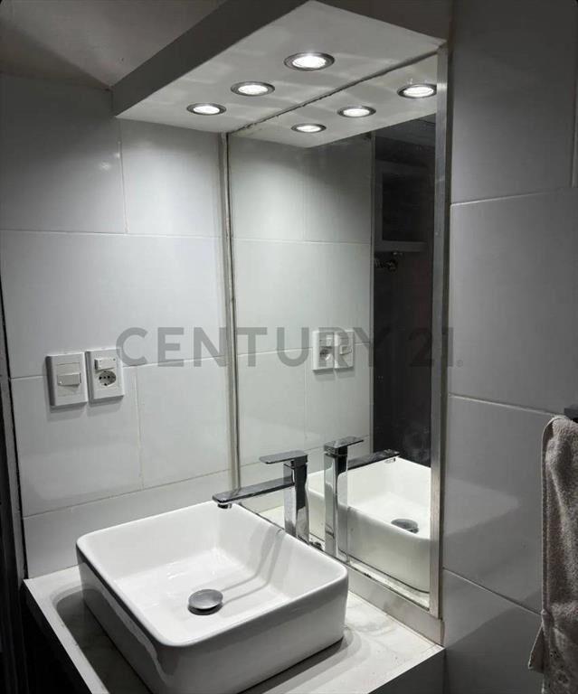 Con RENTA - 1 Dormitorio + vestidor al FRENTE- Acepta BA...