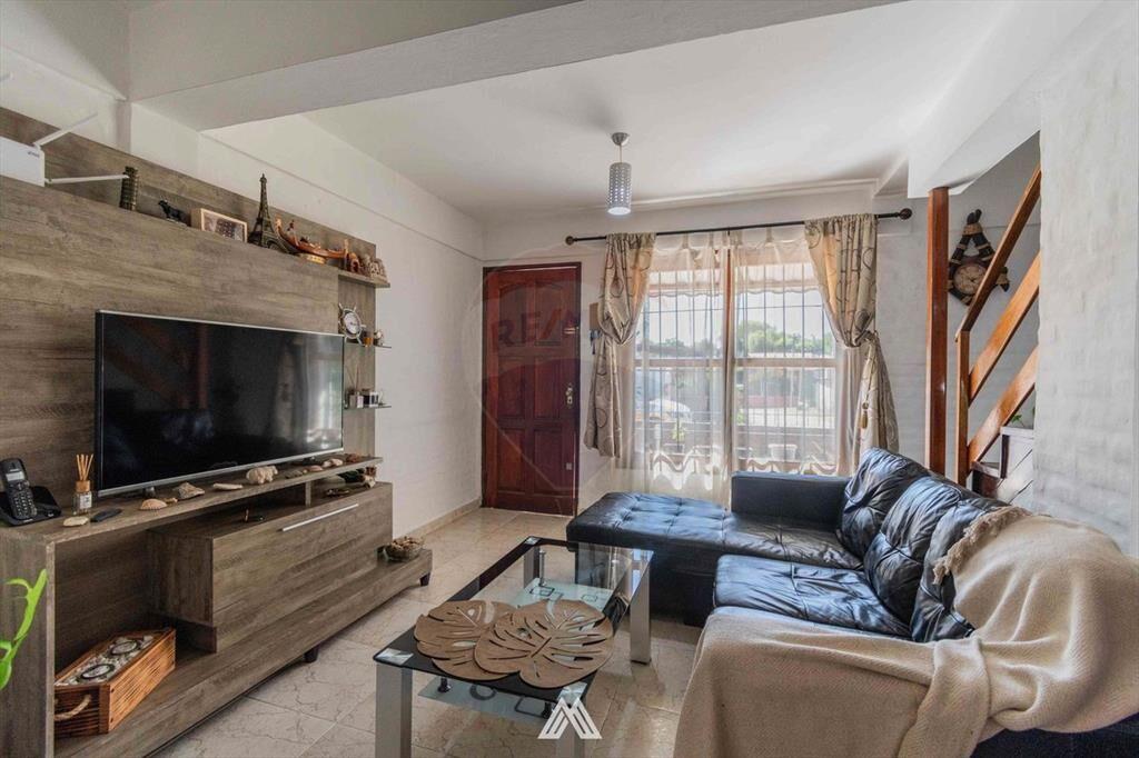 Venta casa dos dormitorios y cochera Nuevo París