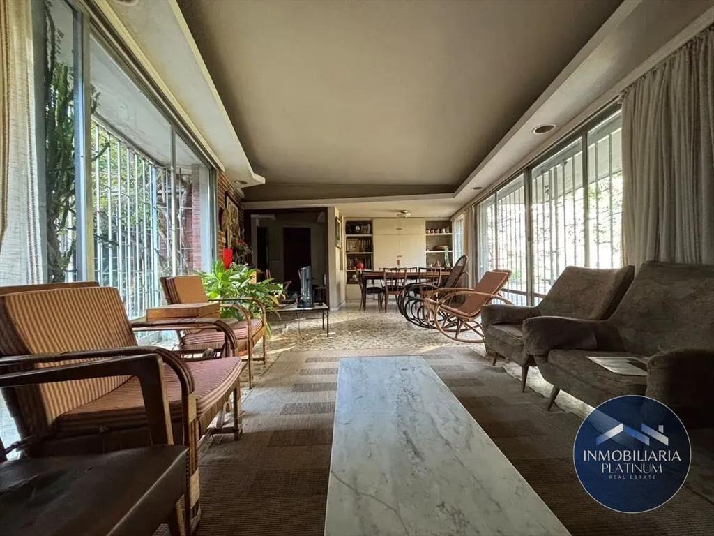 Casa en venta c/ cochera y amplio terreno en Parque Batlle