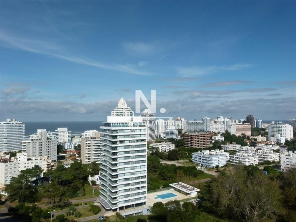 Vende Elegante apartamento de 3 dormitorios a solo metros d