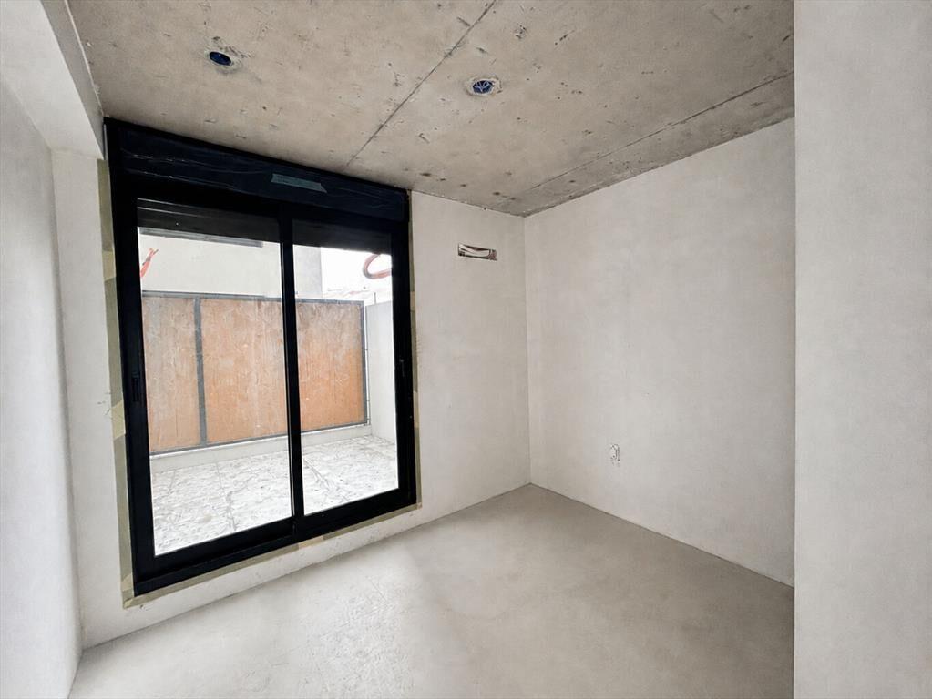 Venta apartamento 2 dormitorios con patio en Pocitos a estr