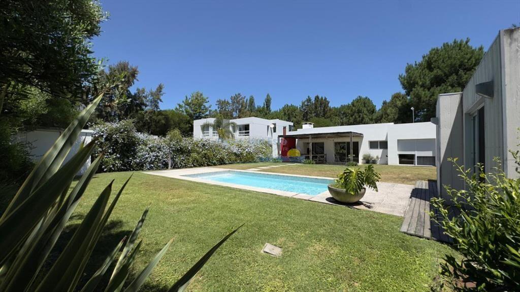 Casa de 4 dormitorios en alquiler anual , Punta ,