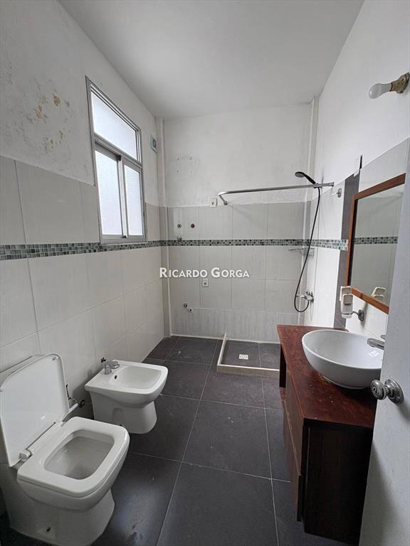 Casa de 4 dormitorios + Local en Venta a metros de Av. M...