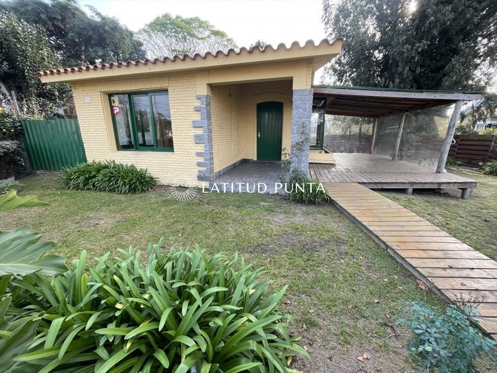Casa en venta en excelente zona, ideal para local