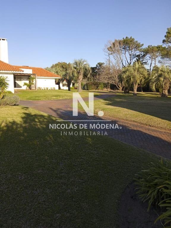 Vende casa de 8 dormitorios en Punta Ballena.