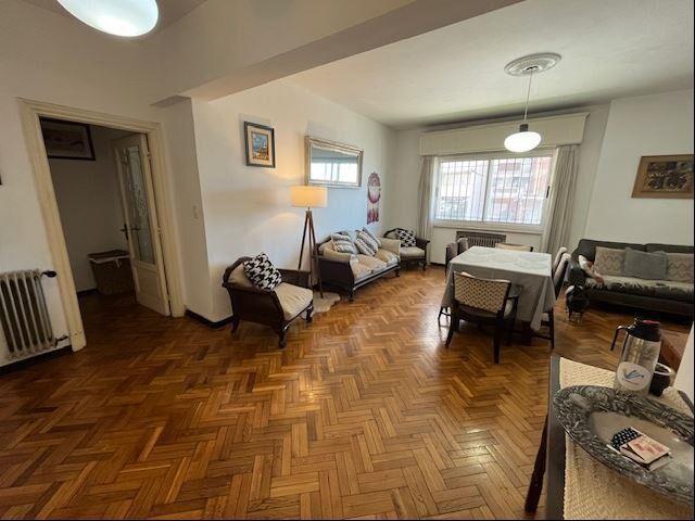 VENTA APARTAMENTO POCITOS 2 DORMITORIOS Y SERVICIO Y GARAJE