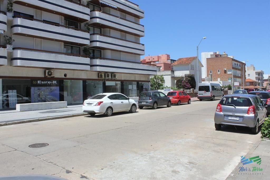 Se vende local a la calle en Punta del Este, zona
