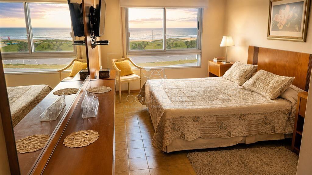 Vende apartamento de 2 dormitorios en Punta del Este Playa