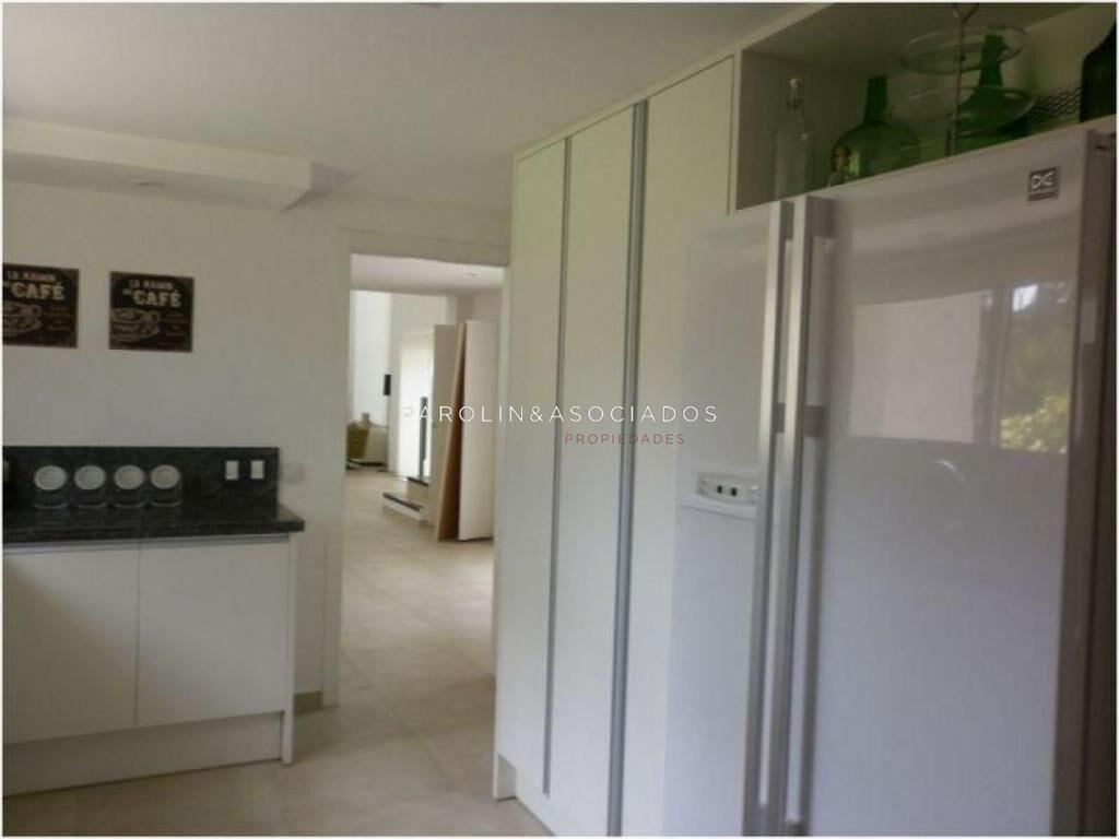 Casa e venta de 4 dormitorios en San Rafael, del