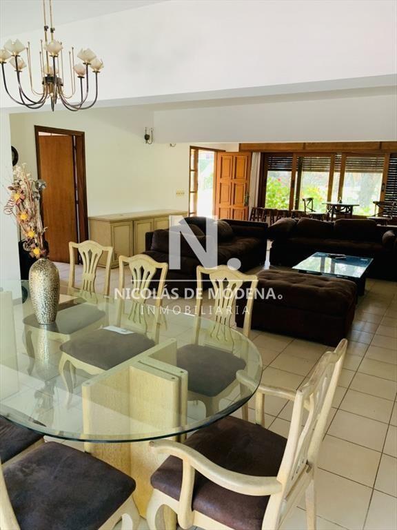 Casa en venta en zona residencial.