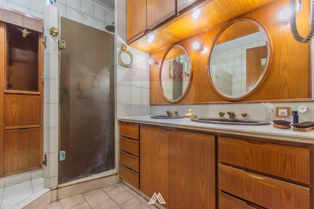 Vende amplia Casa Prado 5 dorm. patios y cochera