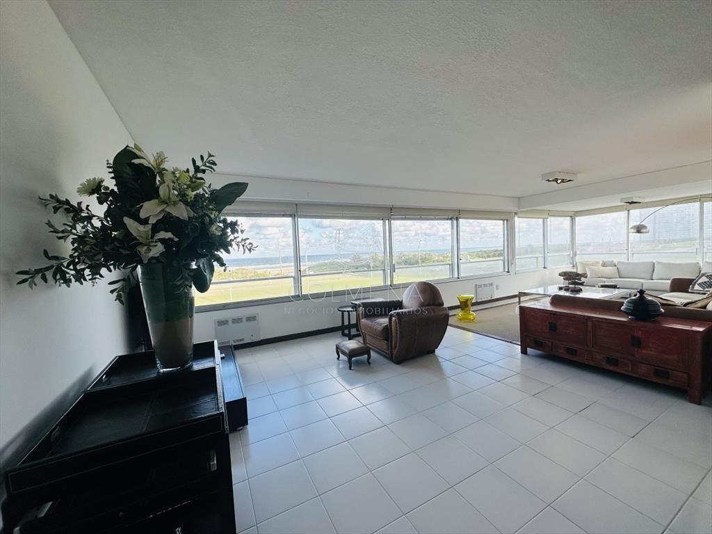 Apartamento de 3 dormitorios y dependencia de en