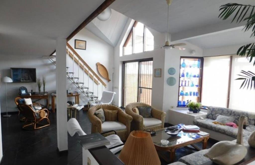 CASA EN VENTA DE 4 DORMITORIOS EN LA BARRA