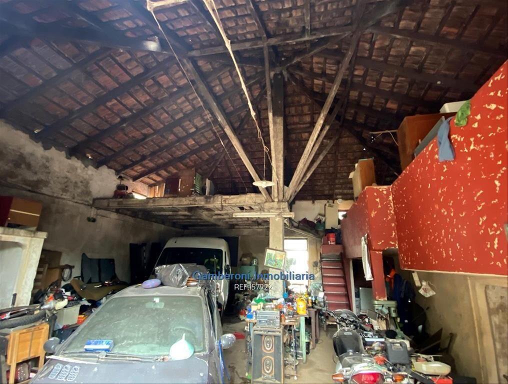 Terreno con construcciones en zona logística