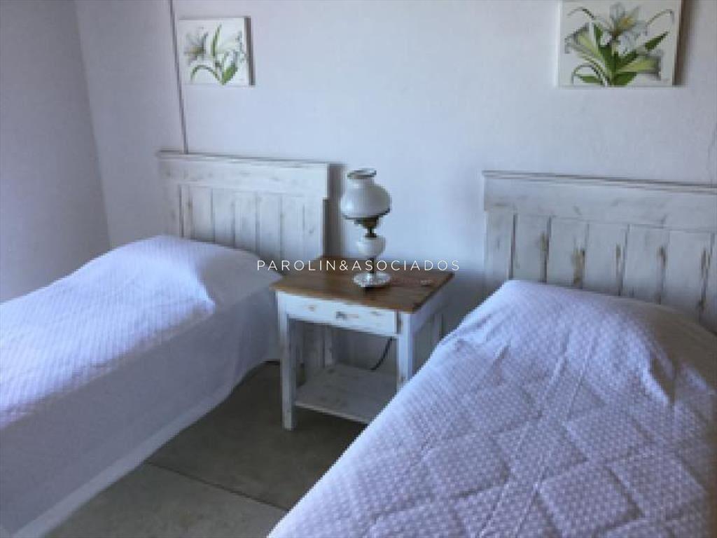 Moderna casa en venta frente al mar en Punta del
