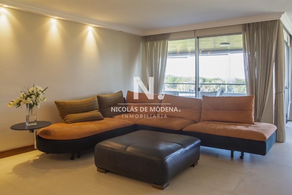 Apartamento de 4 dormitorios en Punta del Este al
