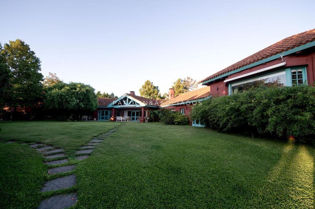 VENTA DE CASA DE 5 DORMITORIOS EN BEVERLY HILLS