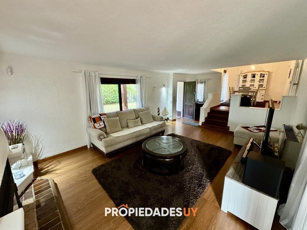Excelente casa de 4 dormitorios con piscina en