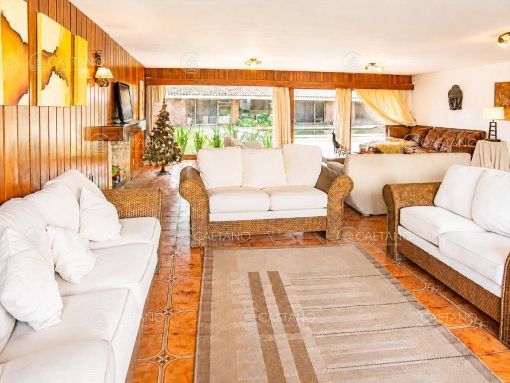 Casa de 4 dormitorios con agradable entorno.