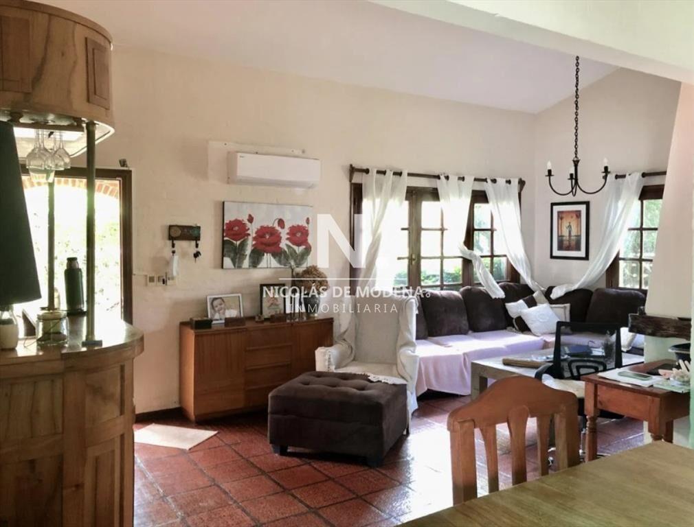 Vende casa en excelente estado, con 3 dormitorios